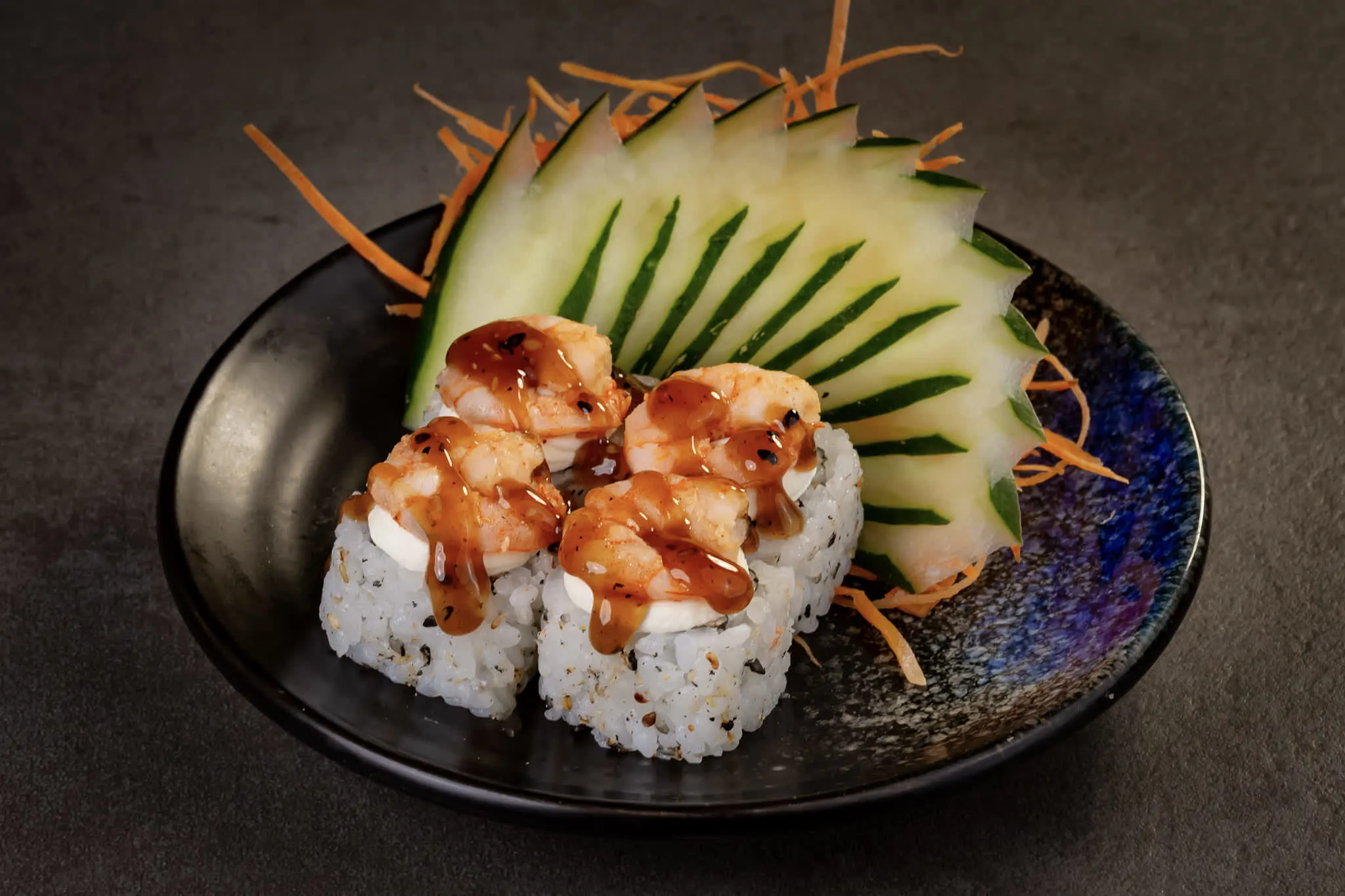 Araruama ganha roll agridoce de salmão, camarão, cream cheese e abacaxi caramelizado